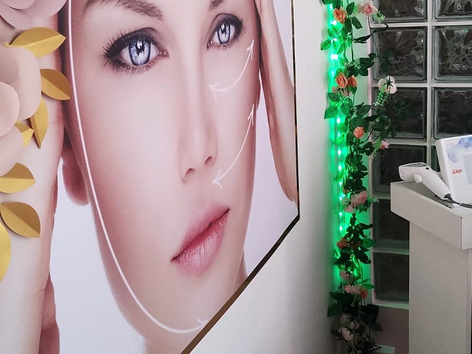Detalhe da decoração da clínica com flores e iluminação
